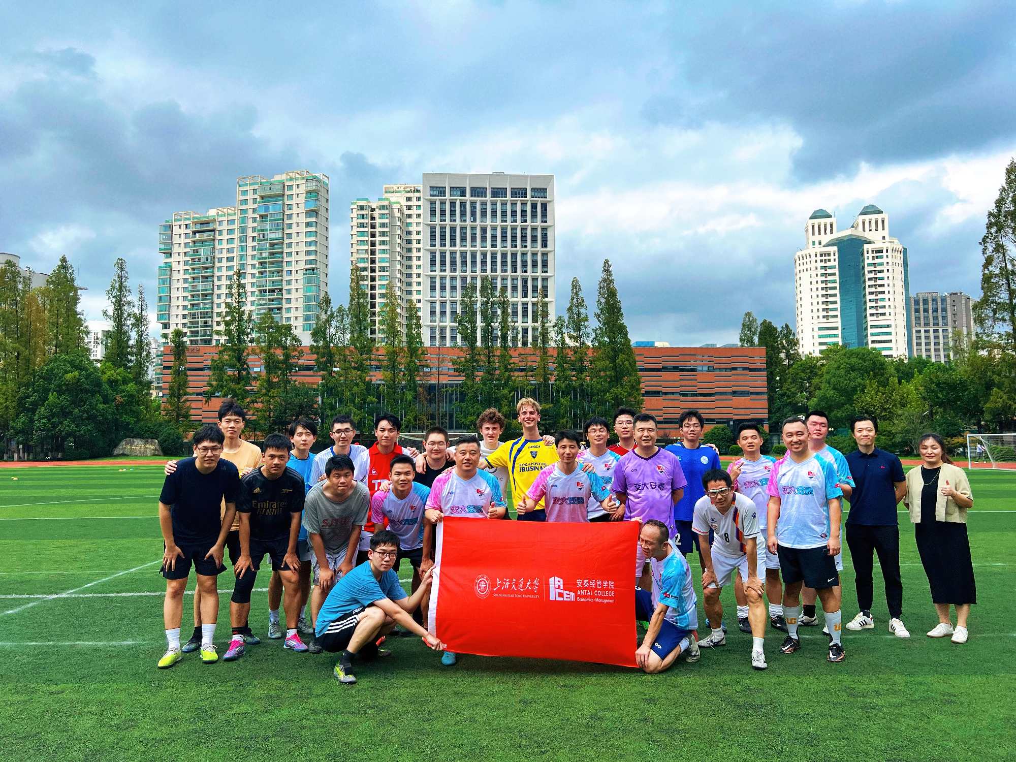 绿茵传情，共启安泰新程