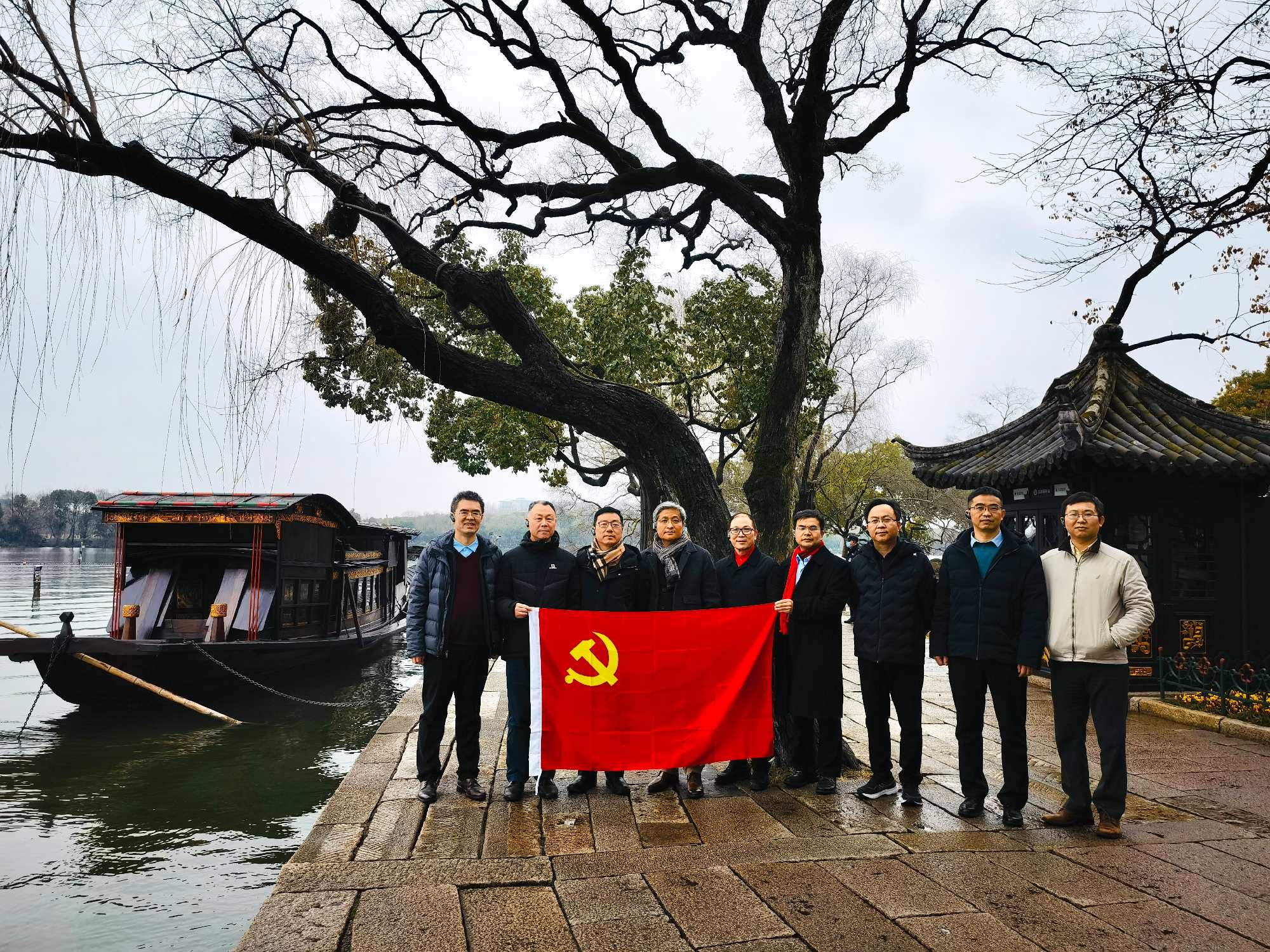 弘扬“红船精神”，凝聚奋进力量——交大安泰党委理论学习中心组在嘉兴南湖开展集体学习