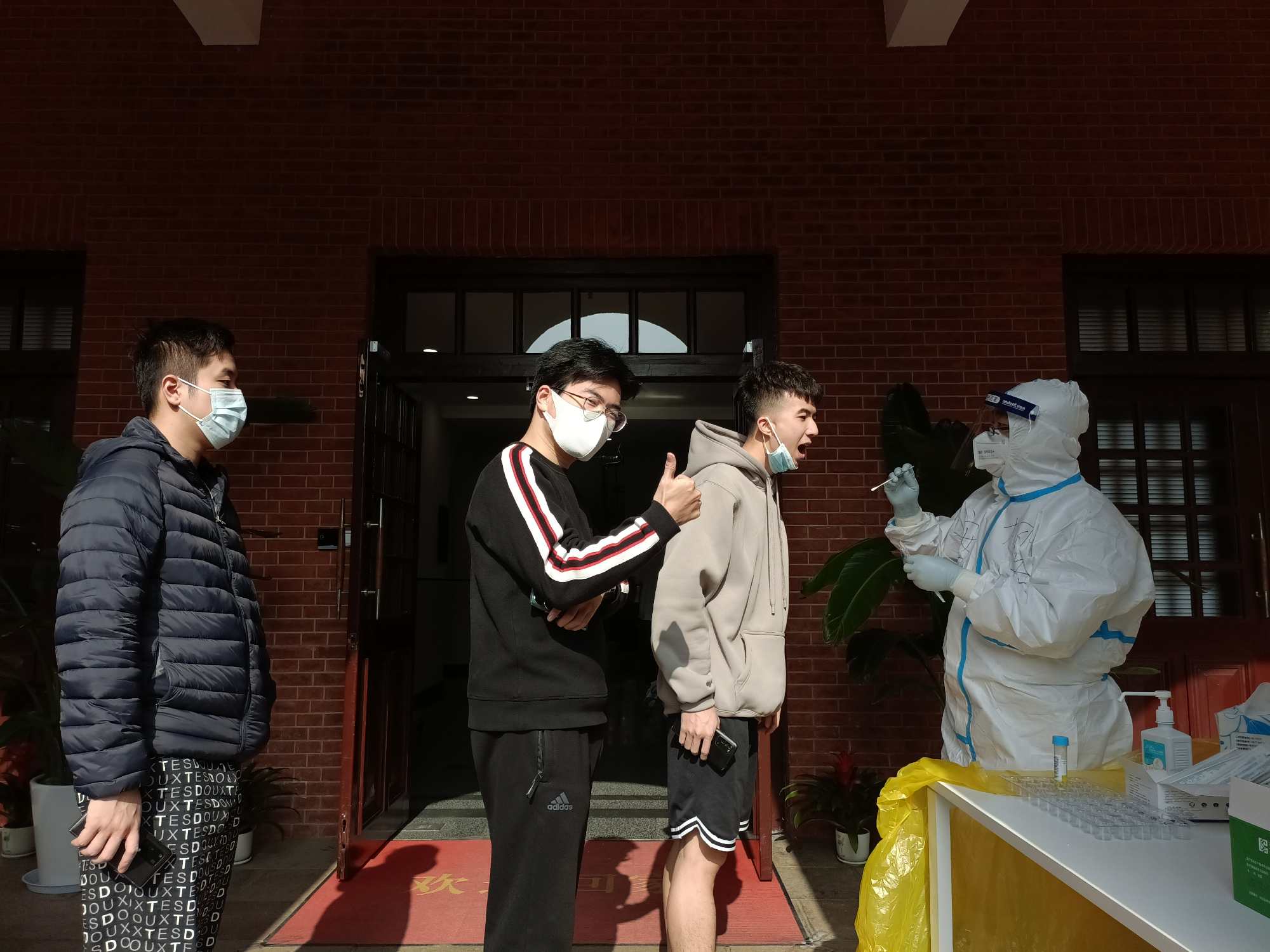 图说故事|点赞！交大安泰核酸志愿者队！